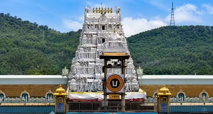तिरुपति मंदिर के लिए भक्तों ने खोला आस्था का खजाना, एक दिन में 97 करोड़ रुपये दान कर बनाया रेकॉर्ड