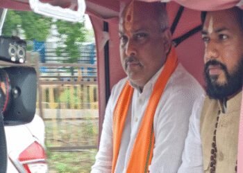 पिंक ई-रिक्शा से विधानसभा पहुंचे मंत्री गुरु खुशवंत साहेब, महिला सशक्तिकरण का दिया संदेश