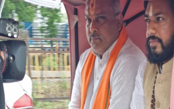 पिंक ई-रिक्शा से विधानसभा पहुंचे मंत्री गुरु खुशवंत साहेब, महिला सशक्तिकरण का दिया संदेश