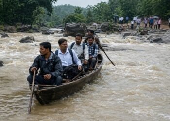 उफनती कोटरी नदी पार कर स्कूल पहुंच रहे शिक्षक, जान जोखिम में डाल निभा रहे शिक्षा का दायित्व