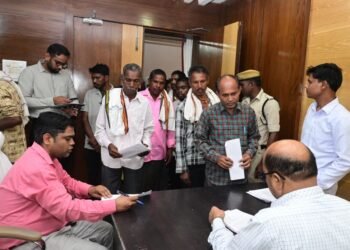 कलेक्टर उइके ने सुनी आम नागरिकों की समस्याएं, जनदर्शन में मिले 25 आवेदन