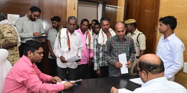 कलेक्टर उइके ने सुनी आम नागरिकों की समस्याएं, जनदर्शन में मिले 25 आवेदन