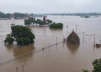 लगातार बारिश से नवापारा-राजिम और गरियाबंद में बाढ़ जैसे हालात, त्रिवेणी संगम जलमग्न, कई मार्ग बाधित