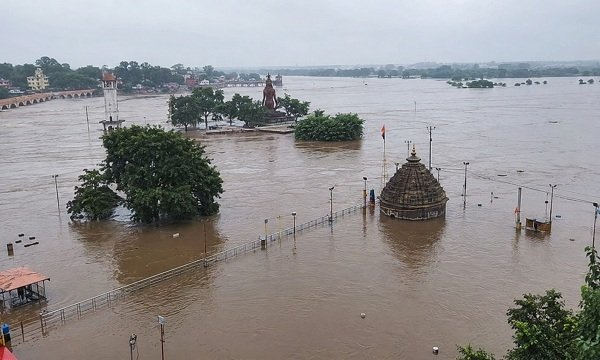 लगातार बारिश से नवापारा-राजिम और गरियाबंद में बाढ़ जैसे हालात, त्रिवेणी संगम जलमग्न, कई मार्ग बाधित