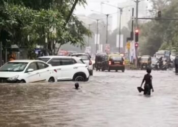 मुंबई में रेड अलर्ट, बांद्रा में सबसे ज्यादा बारिश, माटुंगा-दादर में भी यही हाल, 5 की मौत, BMC के स्कूलों में छुट्टी