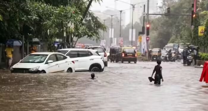 मुंबई में रेड अलर्ट, बांद्रा में सबसे ज्यादा बारिश, माटुंगा-दादर में भी यही हाल, 5 की मौत, BMC के स्कूलों में छुट्टी