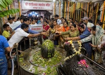 सावन की शुरुआत: हटकेश्वर महादेव मंदिर में उमड़ी श्रद्धालुओं की भीड़, सुबह 4 बजे से जलाभिषेक जारी