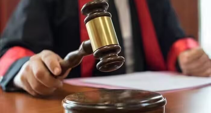 गुना कलेक्टर पर हाईकोर्ट का हंटर, SC/ST किसानों की जमीन हड़पने के मामले में रिपोर्ट का बताया ‘मिसलीडिंग’, पेश होने के आदेश