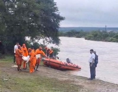 एनडीआरएफ एसडीआरएफ आपदा टीमों ने मिलकर डूबे कार को निकाला