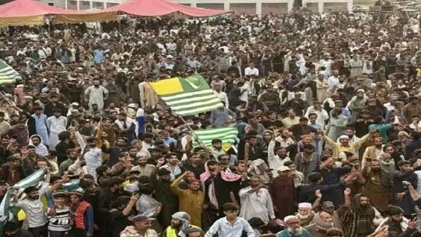 PoK में पाकिस्तानी सेना प्रदर्शनकारियों को कुचल रही, मुजफ्फराबाद की ओर बढ़े 1 लाख लोग, 9 की मौत