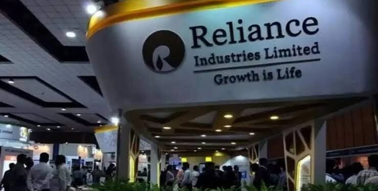 बाजार में गिरावट के बीच उछला रिलायंस का शेयर, ब्रोकरेज में लगी टारगेट बढ़ाने की होड़