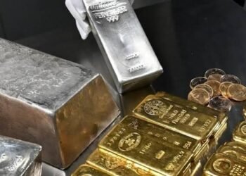 चांदी 5,400 लुढ़की, सोना भी हुआ सस्ता