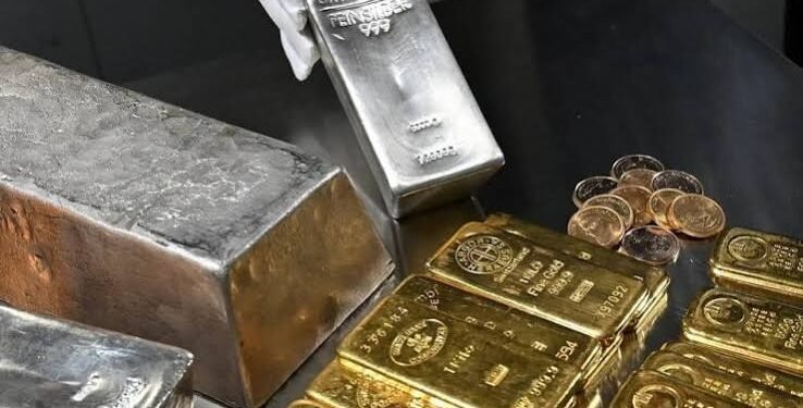 चांदी 5,400 लुढ़की, सोना भी हुआ सस्ता