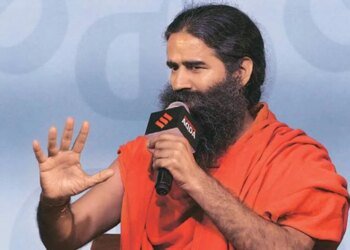 बाबा रामदेव की फाइनेंशियल सेक्टर में एंट्री, पतंजलि की 4,500 करोड़ की डील को मिली हरी झंडी