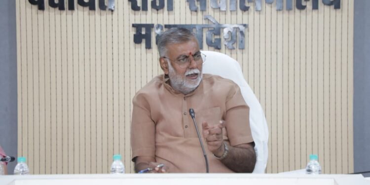 मंत्री प्रहलाद सिंह पटेल ने पंचायतों के श्रेणीकरण, जल संरक्षण, डिजिटल सेवाओं और अधूरे आवासों के प्रभावी उपयोग पर दिए निर्देश