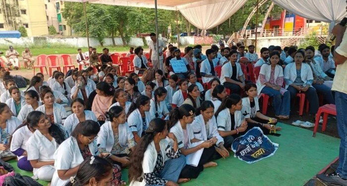 एमपी में नर्सिंग स्टूडेंट्स का प्रोटेस्ट: चार साल का कोर्स 6 साल बाद भी अधूरा; डिग्री-परीक्षा की मांगों को लेकर अंबेडकर पार्क में आंदोलन