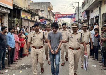 हिस्ट्रीशीटर बदमाश ने देर रात जहां तलवार लहराकर फैलाई दहशत, पुलिस ने उसी सड़क पर निकाला ‘अदनान बच्चा’ का जुलूस