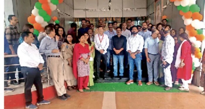 आयुक्त निधि निवेदिता के व्यवहार पर भड़के अधिकारी-कर्मचारी, बैठक से बाहर करने का आरोप, आधे दिन काम बंद कर जताया विरोध