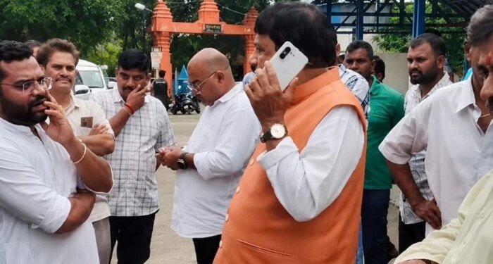 अंत्येष्टि में जा रहे थे भोपाल सांसद आलोक शर्मा, 2 घंटे जाम में फंसे; फोन कर कलेक्टर-सीपी को मौके पर बुलाया