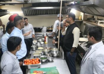 ‘3 दिन में हटाएं प्रतिबंधित भट्ठियां, वरना होगी तालाबंदी’: भोपाल में मोबाइल कोर्ट का बड़ा एक्शन, लगाया 91 हजार का जुर्माना