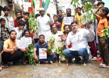 हाथ में महापौर की फोटो लेकर गड्ढों में लगाए ‘बेशर्म’ के पौधे; भोपाल की जर्जर सड़कों पर कांग्रेस का अनोखा प्रदर्शन