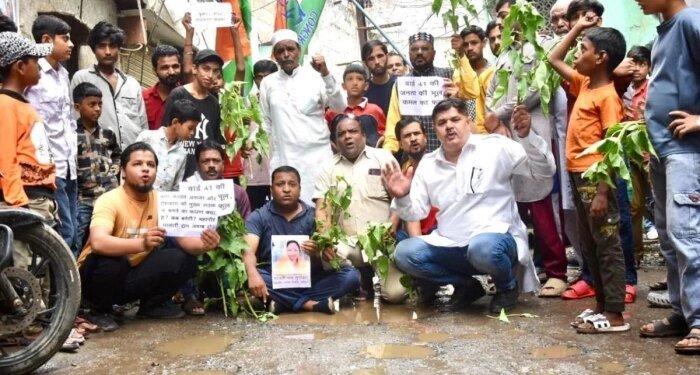 हाथ में महापौर की फोटो लेकर गड्ढों में लगाए ‘बेशर्म’ के पौधे; भोपाल की जर्जर सड़कों पर कांग्रेस का अनोखा प्रदर्शन