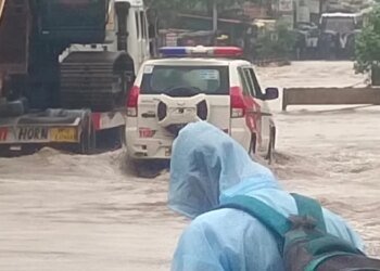 भारी बारिश से भोपाल और बैरसिया के बीच सड़क संपर्क टूटा, पुल के ऊपर बह रही हलाली बाणगंगा नदी