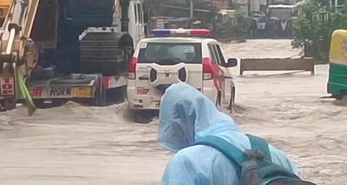 भारी बारिश से भोपाल और बैरसिया के बीच सड़क संपर्क टूटा, पुल के ऊपर बह रही हलाली बाणगंगा नदी