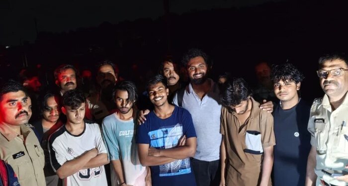 भोपाल के पिकनिक स्पॉट पर अचानक आया पानी का उफान; टीले पर फंसे 7 युवकों को SDRF ने सुरक्षित निकाला