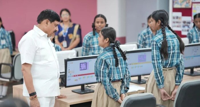 MP में खुलेंगे 750 नए मॉडल स्कूल! तस्वीरों में देखें भोपाल के सांदीपनि विद्यालय पहुंचे CM मोहन यादव का ‘शिक्षक’ अवतार
