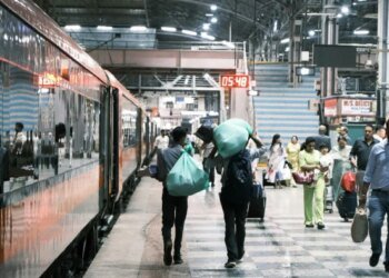पुष्पक एक्सप्रेस के वॉशरूम की खिड़की पर लटका मिला शव, 9 किमी तक ट्रेन के बाहर झूलता रहा