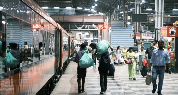 पुष्पक एक्सप्रेस के वॉशरूम की खिड़की पर लटका मिला शव, 9 किमी तक ट्रेन के बाहर झूलता रहा