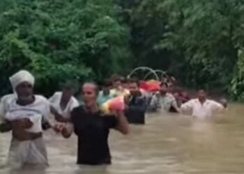 उफनती नदी पार कर कंधों पर शव ले जाने को मजबूर ग्रामीण, एमपी के इछावर में राजस्व मंत्री के गृह क्षेत्र का खौफनाक मंजर