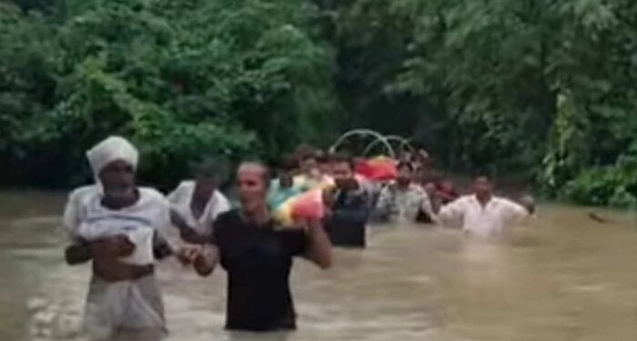 उफनती नदी पार कर कंधों पर शव ले जाने को मजबूर ग्रामीण, एमपी के इछावर में राजस्व मंत्री के गृह क्षेत्र का खौफनाक मंजर