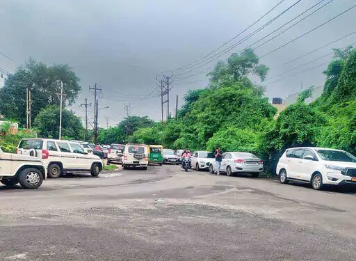 अरेरा हिल्स:सड़क पर खड़े वाहनों से कॉलोनियों तक पहुंचना मुश्किल