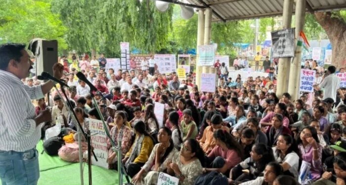 स्कूलों की बदहाली पर छात्रों का विद्रोह, सागर में हाईवे जाम और बड़वानी में छात्राओं का पैदल मार्च, प्रशासन झुका