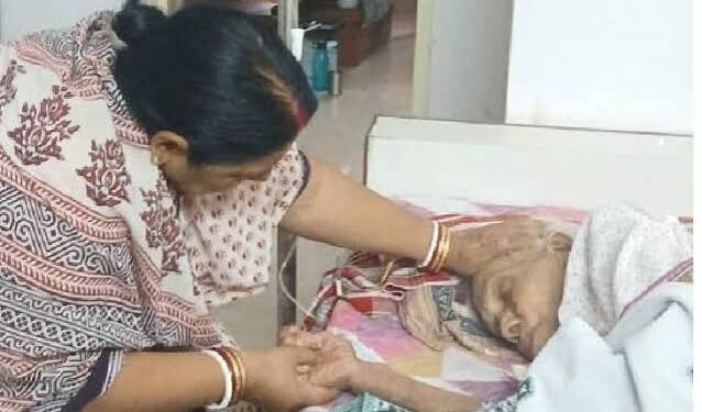 वृद्धाश्रम में रखा रहा पिता का शव, बच्चे नहीं पहुंचे:मैनेजमेंट ने बुलाया तो कहा- आप अंतिम संस्कार कर दो, डेथ सर्टिफिकेट भिजवा देना