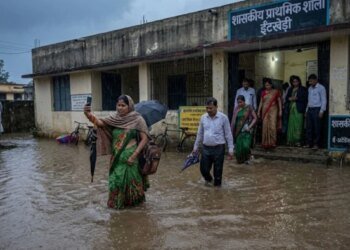 भोपाल में भारी बारिश से स्कूलों में घुटनों तक पानी, छुट्टी के आदेश में देरी; ई-अटेंडेंस के लिए शिक्षकों को पहुंचना पड़ा स्कूल
