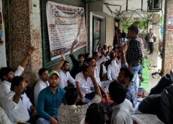 भोपाल में नर्सिंग छात्रों का प्रदर्शन उग्र; डिप्टी रजिस्ट्रार पर फेंकी स्याही, हवा में उड़ाए नकली नोट