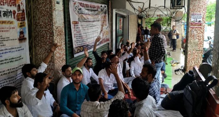 भोपाल में नर्सिंग छात्रों का प्रदर्शन उग्र; डिप्टी रजिस्ट्रार पर फेंकी स्याही, हवा में उड़ाए नकली नोट