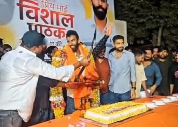 भोपाल में तलवार लहराकर जन्मदिन का केक काटा:खुद को बीजेपी कार्यकर्ता बताता है आरोपी