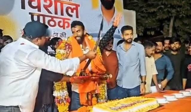 भोपाल में तलवार लहराकर जन्मदिन का केक काटा:खुद को बीजेपी कार्यकर्ता बताता है आरोपी