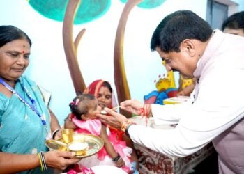 मुख्यमंत्री डॉ. यादव ने टीकमगढ़ में आंगनवाड़ी और जिला अस्पताल का निरीक्षण किया