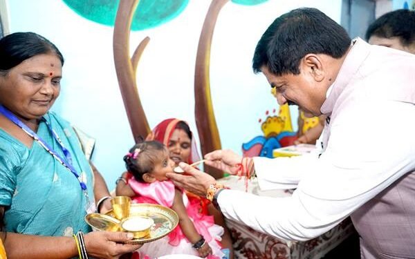 मुख्यमंत्री डॉ. यादव ने टीकमगढ़ में आंगनवाड़ी और जिला अस्पताल का निरीक्षण किया