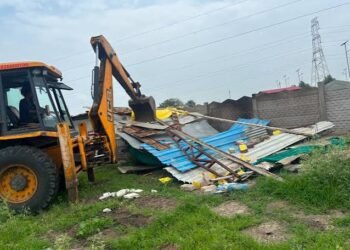 भोपाल में अवैध कॉलोनियों को लेकर बड़ी कार्रवाई:8 कॉलोनी में सड़कें उखाड़ी, गेट तोड़े
