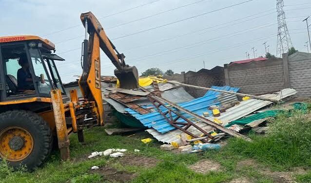 भोपाल में अवैध कॉलोनियों को लेकर बड़ी कार्रवाई:8 कॉलोनी में सड़कें उखाड़ी, गेट तोड़े