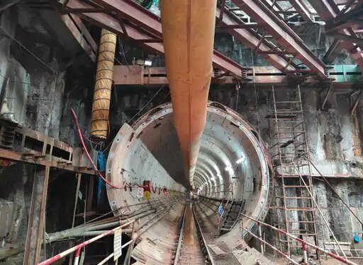 मेट्रो के लिए जमीन के अंदर 260 मीटर सुरंग बनाई:दोनों टीबीएम एकसाथ चल रही