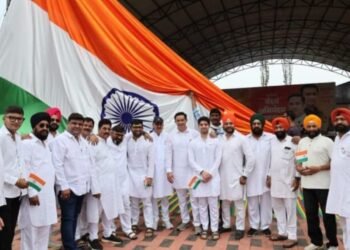 100 फीट ऊंचा तिरंगा फहराकर इंद्रजीत सिंह ने दिया देशभक्ति और शिक्षा का संदेश