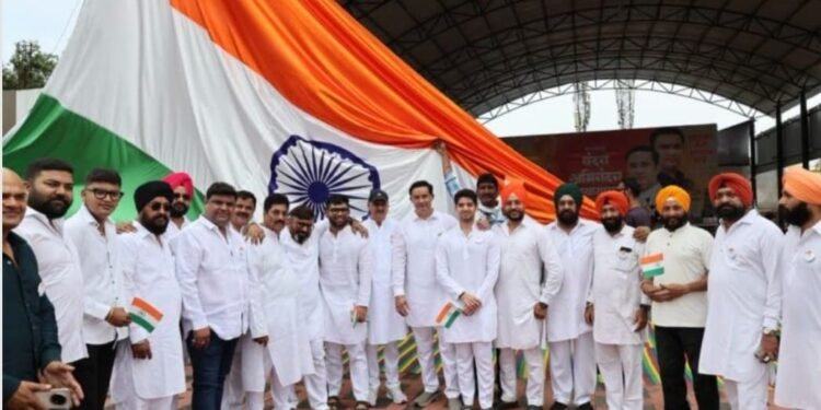 100 फीट ऊंचा तिरंगा फहराकर इंद्रजीत सिंह ने दिया देशभक्ति और शिक्षा का संदेश