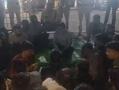 शिक्षक भर्ती के अभ्यर्थियों के साथ जमीन पर बैठे आयुक्त:बोले- कोर्ट के फैसले तक करें इंतजार